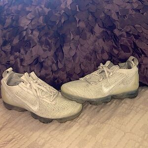 White nike vapormaxs